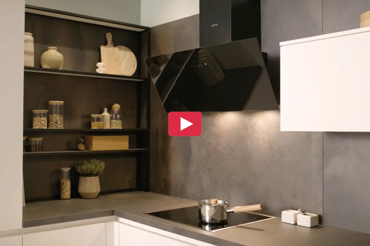 Detailansicht einer modernen Küchenecke mit offenen Regalen, Induktionskochfeld und schwarzer Dunstabzugshaube. Küchenrückwand in Steinoptik und moderne Arbeitsplatte für funktionale Küchenplanung und zeitloses Design.